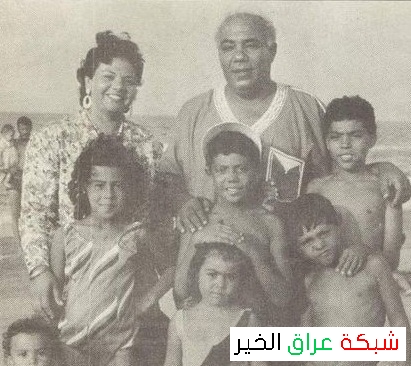 صورة نادرة للفنان الجميل علي الشريف مع زوجته و ابنائه في المصيف do.php?img=17308